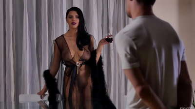 Lutka Kira Queen kutsui naapurinsa teelle ja nai häntä ruokapöydässä